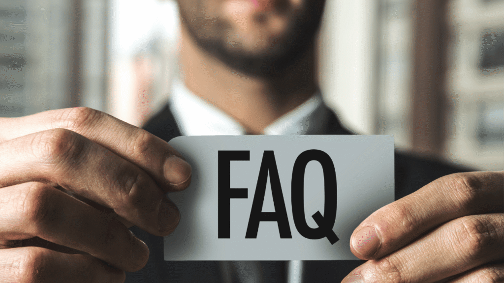 faqと書かれた紙を持ってる男性