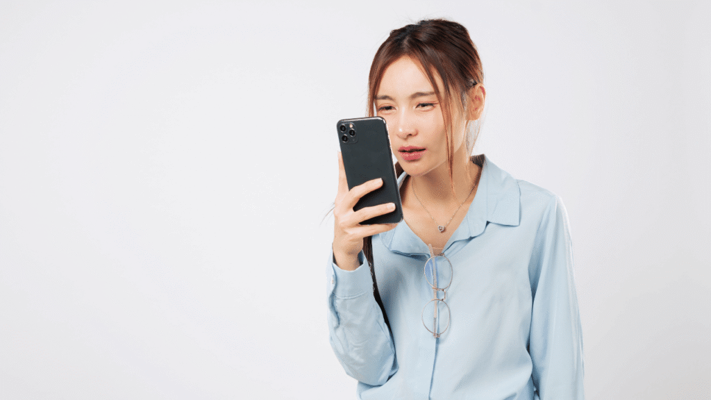スマホを見てる女性